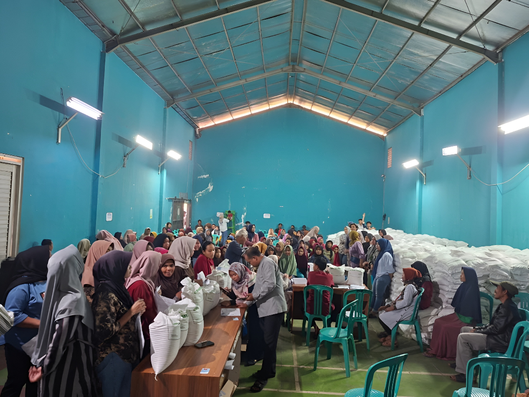 Pembagian Bantuan Pangan (Banpang) di Desa Sukaluyu Berjalan Tertib dan Lancar